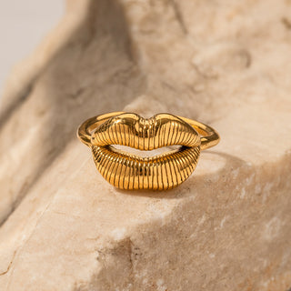 Don't Give Me Any Lip - 18K gold Ring